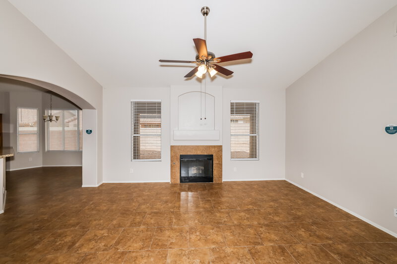 2,615/Mo, 4116 W Monona Dr Glendale, AZ 85308 Family Room View 2