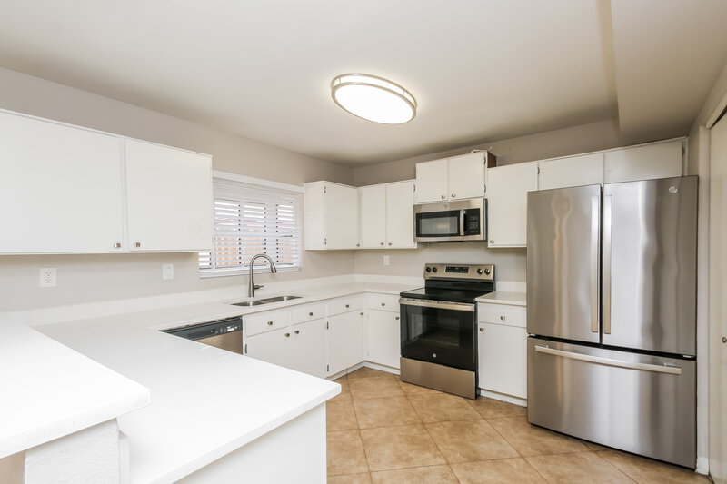 2,180/Mo, 7030 S 42nd St Phoenix, AZ 85042 Kitchen View