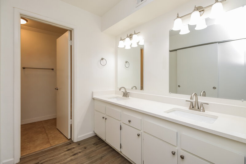 2,180/Mo, 7030 S 42nd St Phoenix, AZ 85042 Main Bathroom View