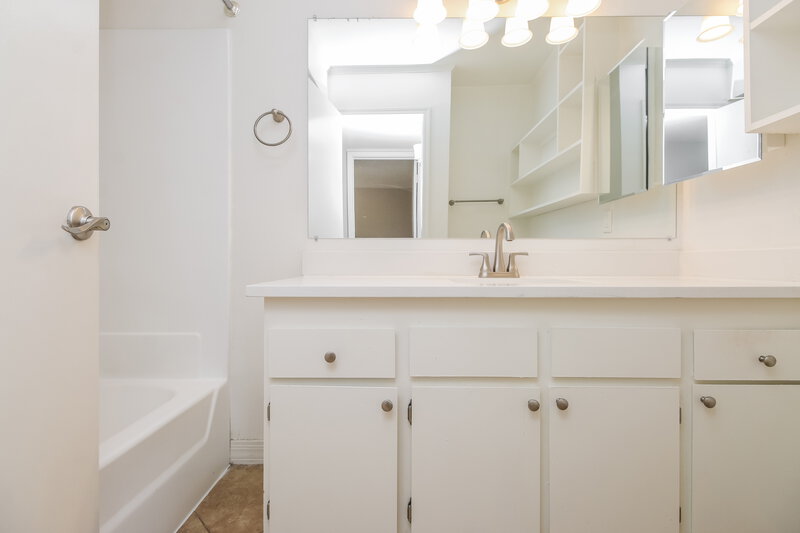 2,180/Mo, 7030 S 42nd St Phoenix, AZ 85042 Bathroom View