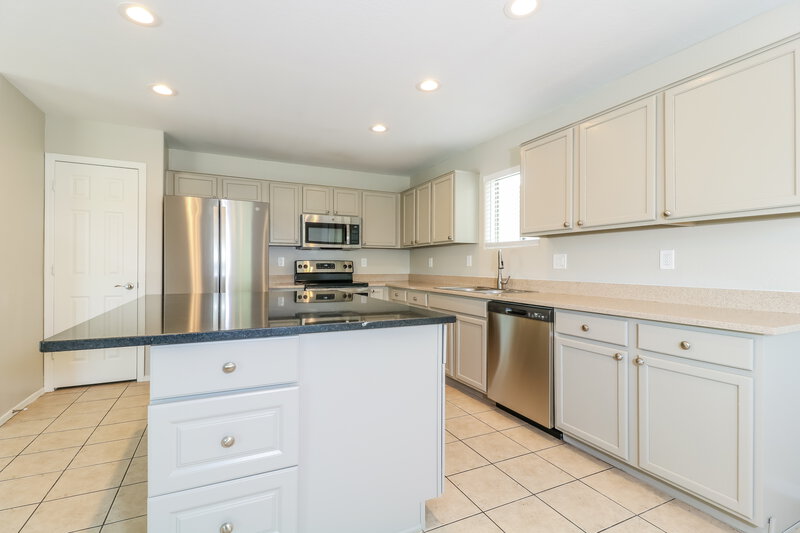 2,470/Mo, 7412 S 37th Dr Phoenix, AZ 85041 Kitchen View