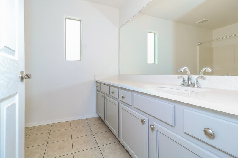 2,470/Mo, 7412 S 37th Dr Phoenix, AZ 85041 Main Bathroom View