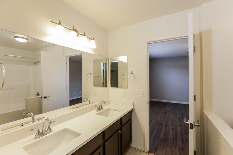 2,100/Mo, 22362 N 107th Dr Sun City, AZ 85373 Main Bathroom View