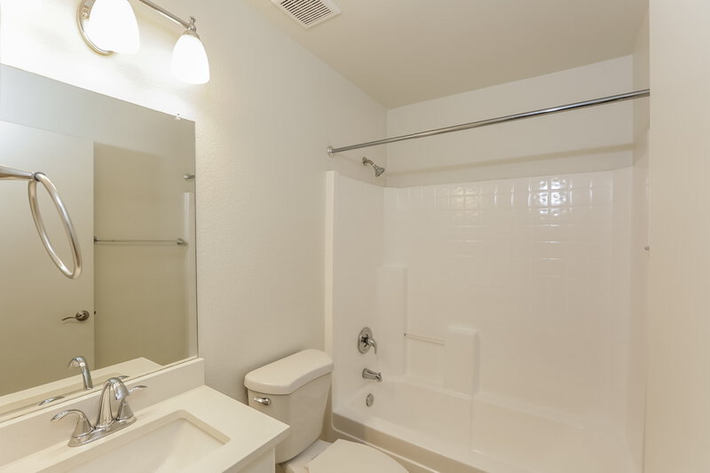 2,100/Mo, 22362 N 107th Dr Sun City, AZ 85373 Bathroom View