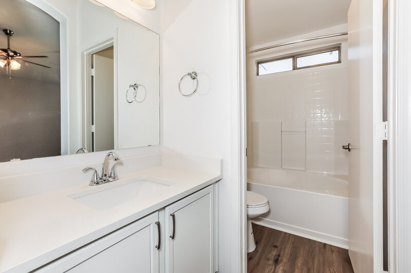 2,210/Mo, 10704 E Enid Ave Mesa, AZ 85208 Main Bathroom View