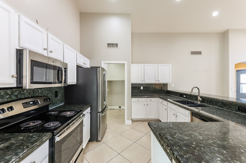 2,710/Mo, 15741 N 91st Dr Peoria, AZ 85382 Kitchen View 2