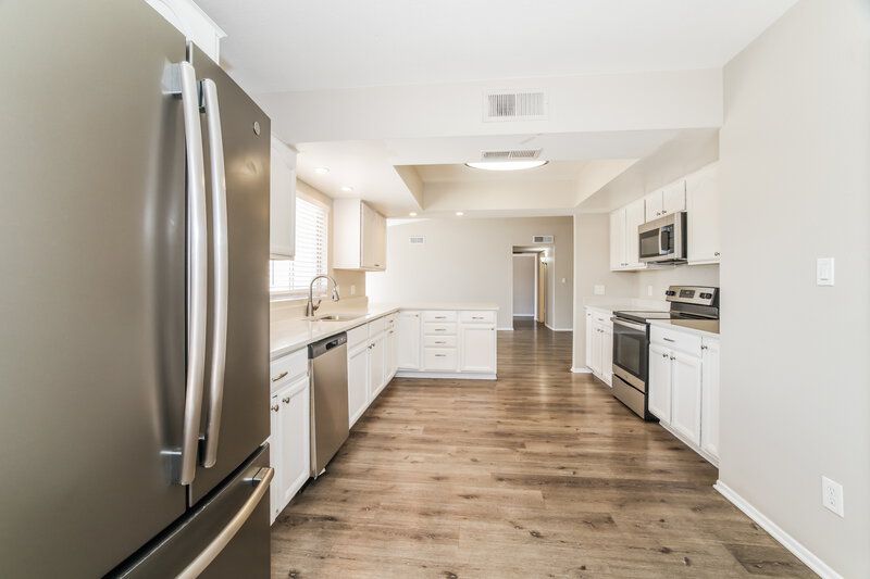 2,680/Mo, 1307 W Palo Verde Dr Chandler, AZ 85224 Kitchen View 2