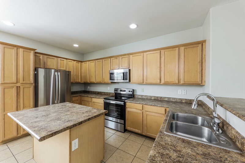 1,925/Mo, 7612 S 68th Dr Laveen, AZ 85339 Kitchen View