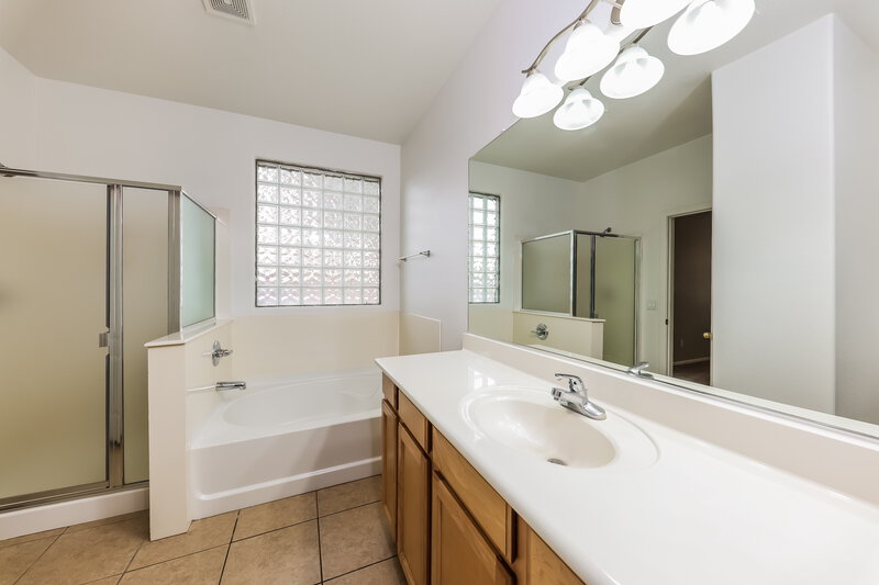 1,925/Mo, 7612 S 68th Dr Laveen, AZ 85339 Main Bathroom View