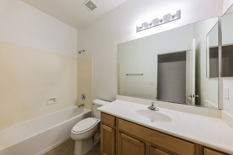 1,925/Mo, 7612 S 68th Dr Laveen, AZ 85339 Bathroom View