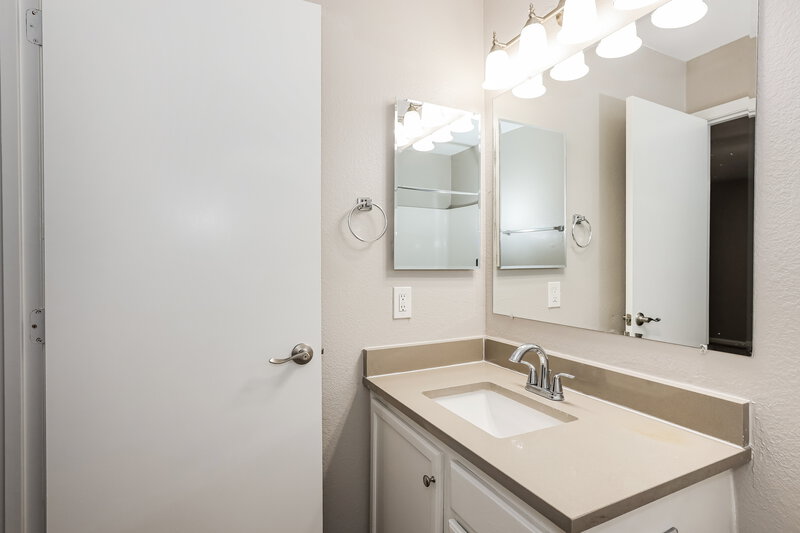 2,060/Mo, 10938 E Flossmoor Ave Mesa, AZ 85208 Main Bathroom View