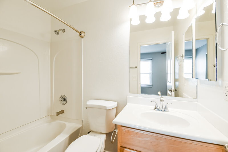 1,965/Mo, 4318 E Jasper Dr Gilbert, AZ 85296 Main Bathroom View
