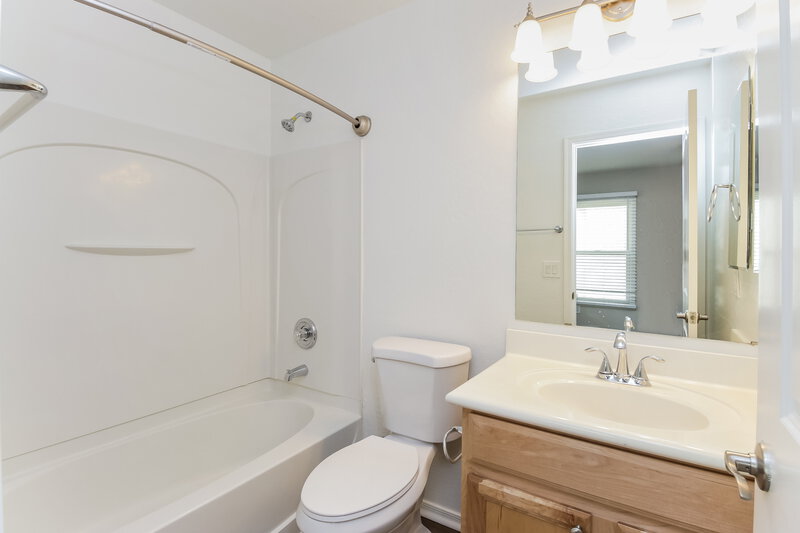 2,050/Mo, 4318 E Jasper Dr Gilbert, AZ 85296 Main Bathroom View