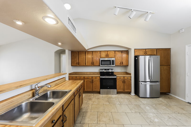 2,370/Mo, 743 W Sherri Dr Gilbert, AZ 85233 Kitchen View 2