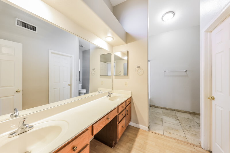 2,370/Mo, 743 W Sherri Dr Gilbert, AZ 85233 Main Bathroom View