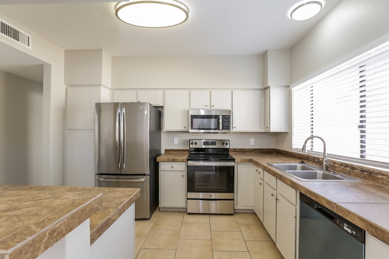 2,520/Mo, 18421 N 44th Pl Phoenix, AZ 85032 Kitchen View
