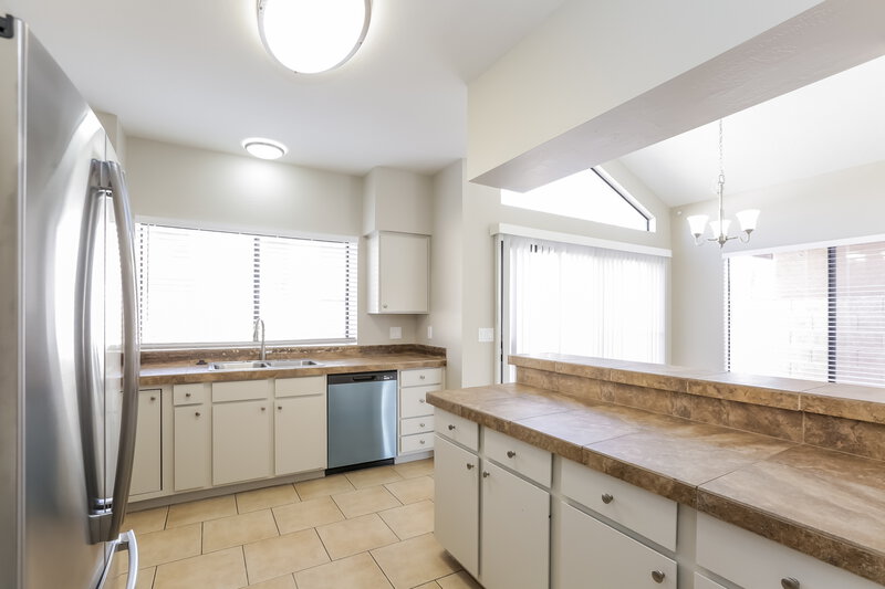 2,520/Mo, 18421 N 44th Pl Phoenix, AZ 85032 Kitchen View 2