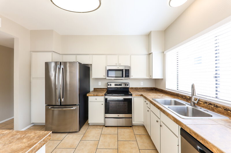 2,290/Mo, 18421 N 44th Pl Phoenix, AZ 85032 Kitchen View
