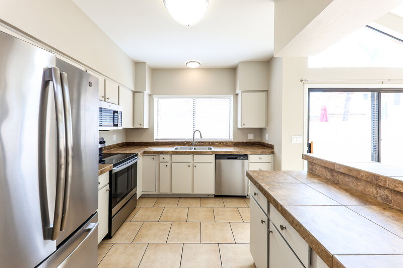 2,290/Mo, 18421 N 44th Pl Phoenix, AZ 85032 Kitchen View 2