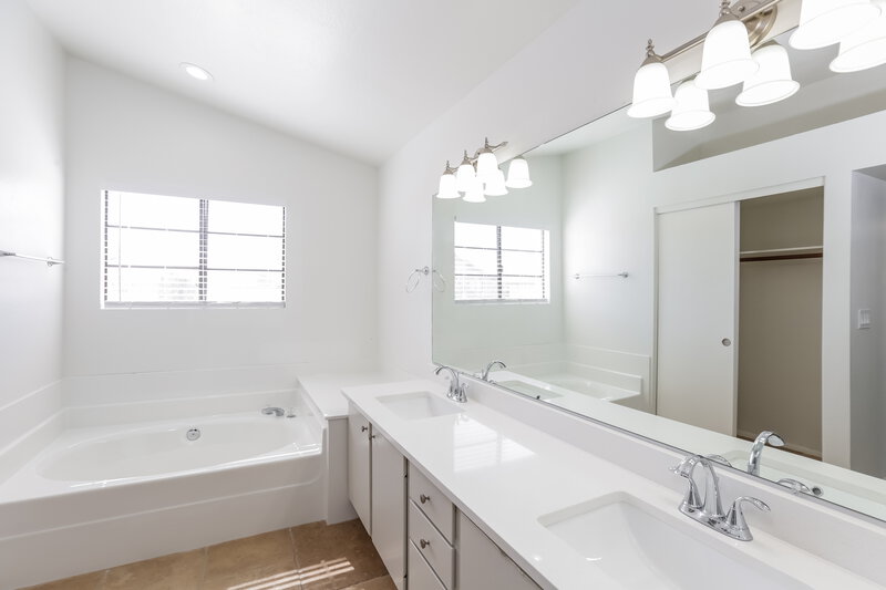 2,520/Mo, 18421 N 44th Pl Phoenix, AZ 85032 Main Bathroom View