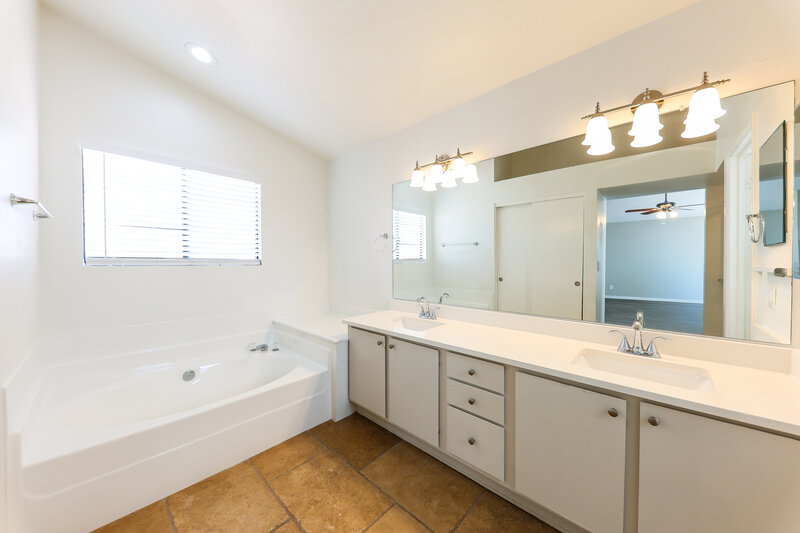 2,290/Mo, 18421 N 44th Pl Phoenix, AZ 85032 Main Bathroom View