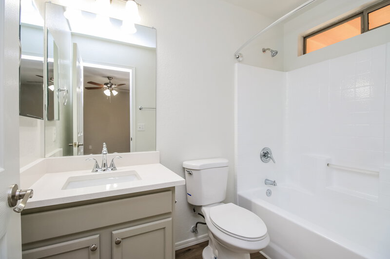 2,085/Mo, 973 E Yuma Ave Apache Junction, AZ 85119 Bathroom View
