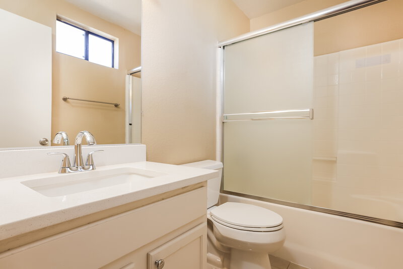 2,235/Mo, 22432 N 20th Pl Phoenix, AZ 85024 Main Bathroom View