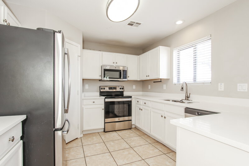 2,200/Mo, 6736 W Desert Ln Laveen, AZ 85339 Kitchen View