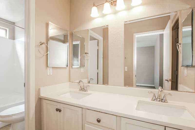 2,200/Mo, 6736 W Desert Ln Laveen, AZ 85339 Main Bathroom View