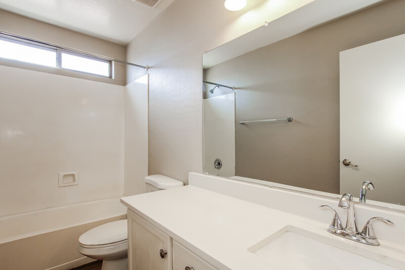 2,200/Mo, 6736 W Desert Ln Laveen, AZ 85339 Bathroom View