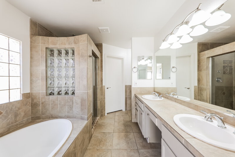 3,270/Mo, 3233 E Tonopah Dr Phoenix, AZ 85050 Main Bathroom View