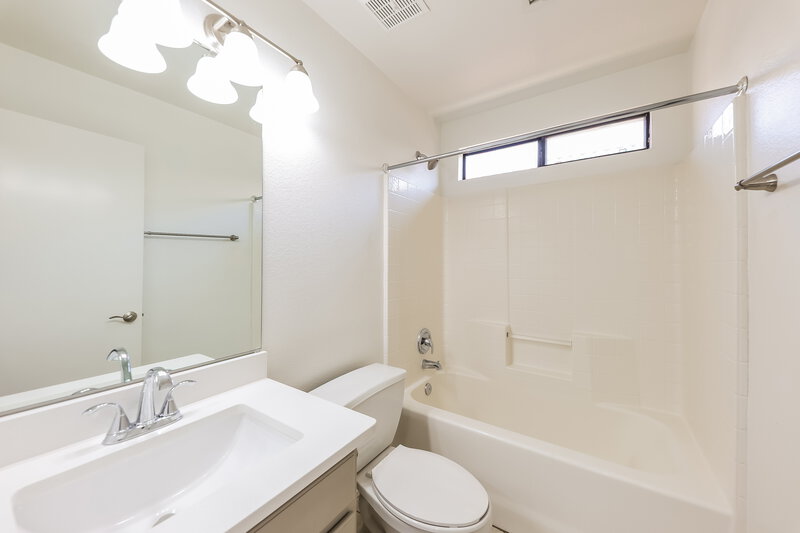 3,270/Mo, 3233 E Tonopah Dr Phoenix, AZ 85050 Bathroom View