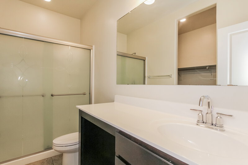 1,855/Mo, 7660 W Florence Ave Phoenix, AZ 85043 Main Bathroom View