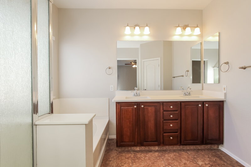 2,640/Mo, 11850 W Jessie Ln Sun City, AZ 85373 Main Bathroom View