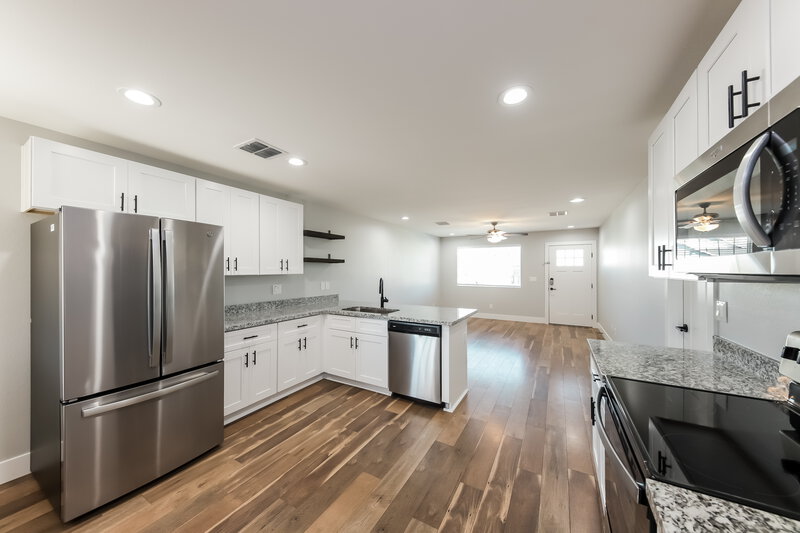 1,885/Mo, 4653 S 38th Glen Phoenix, AZ 85041 Kitchen View