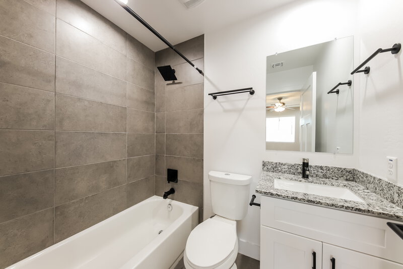 1,885/Mo, 4653 S 38th Glen Phoenix, AZ 85041 Main Bathroom View