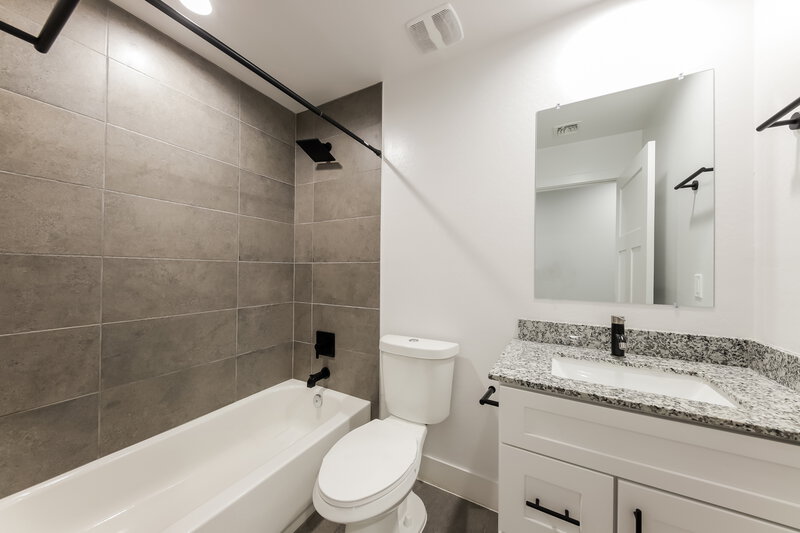 1,885/Mo, 4653 S 38th Glen Phoenix, AZ 85041 Bathroom View