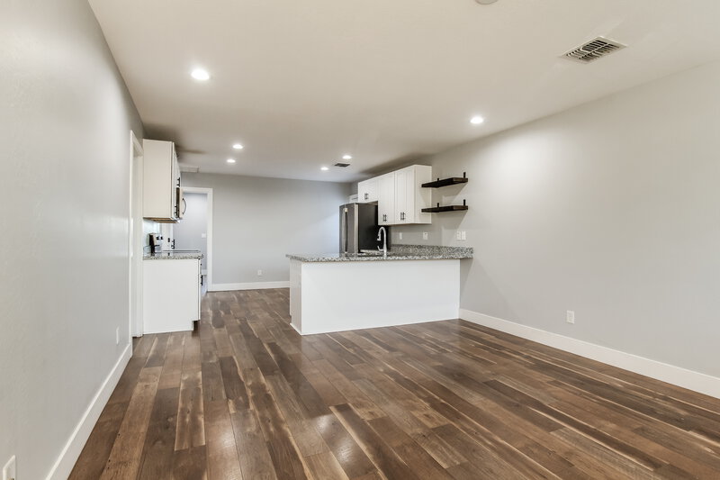 1,850/Mo, 3862 W Tamarisk Ave Phoenix, AZ 85041 Living Room View