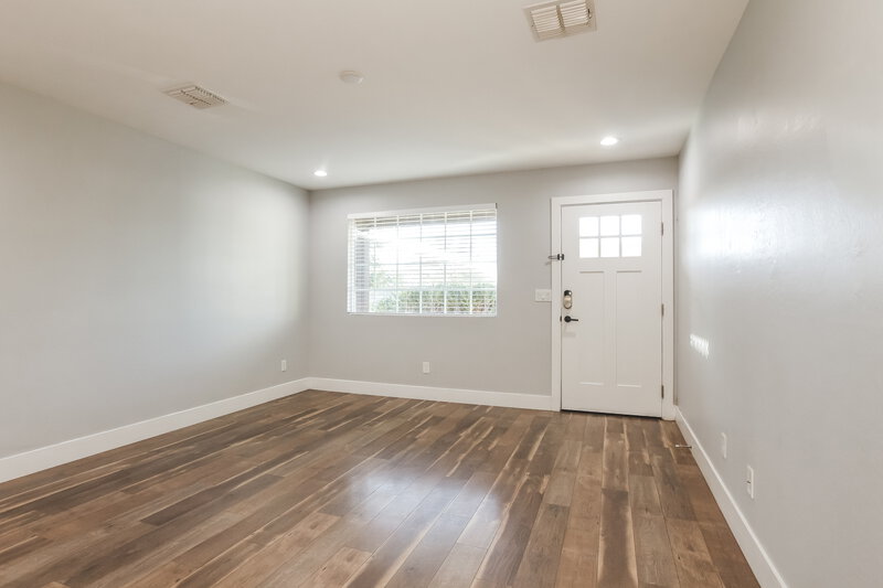 1,850/Mo, 3862 W Tamarisk Ave Phoenix, AZ 85041 Living Room View 2