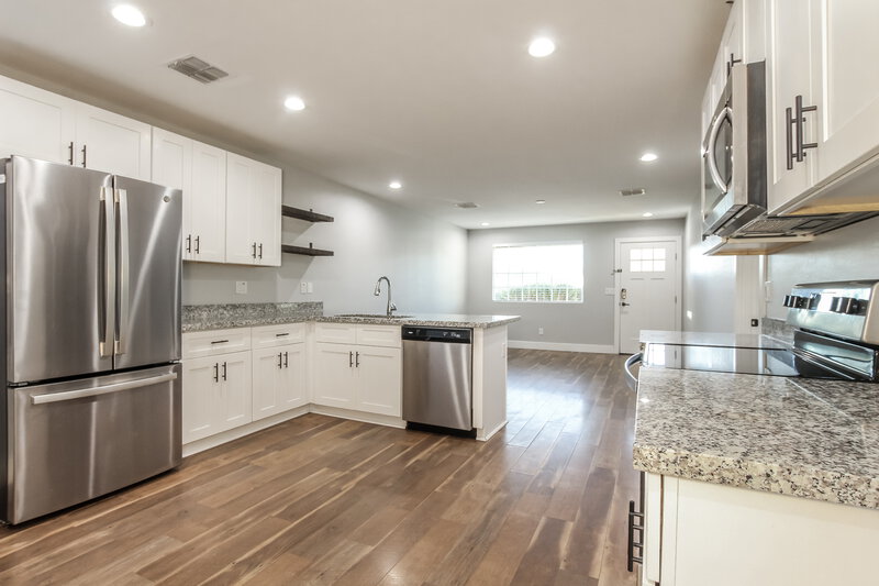 1,850/Mo, 3862 W Tamarisk Ave Phoenix, AZ 85041 Kitchen View 2