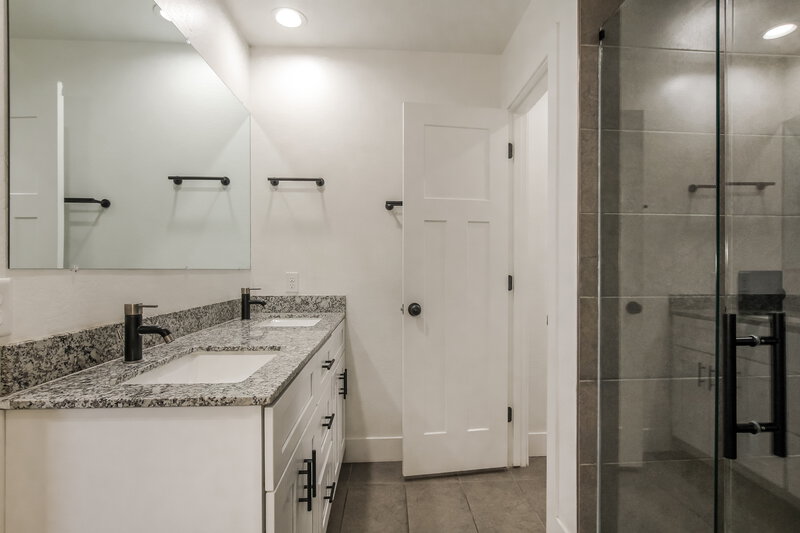 1,850/Mo, 3862 W Tamarisk Ave Phoenix, AZ 85041 Main Bathroom View