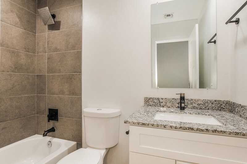 1,850/Mo, 3862 W Tamarisk Ave Phoenix, AZ 85041 Bathroom View