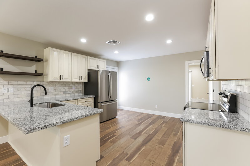 2,025/Mo, 5124 S 23rd Ave Phoenix, AZ 85041 Kitchen View