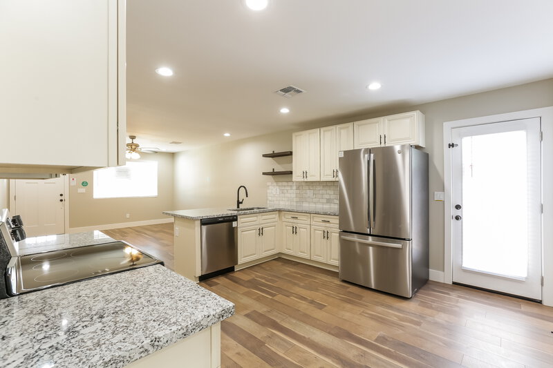 2,025/Mo, 5124 S 23rd Ave Phoenix, AZ 85041 Kitchen View 2