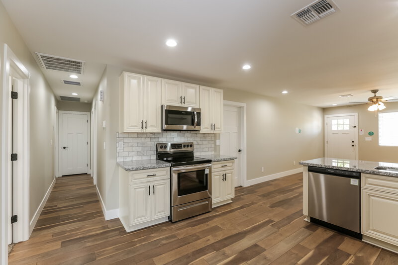 2,025/Mo, 5124 S 23rd Ave Phoenix, AZ 85041 Kitchen View 3