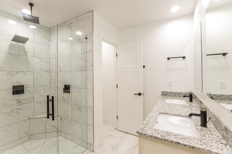 2,025/Mo, 5124 S 23rd Ave Phoenix, AZ 85041 Main Bathroom View