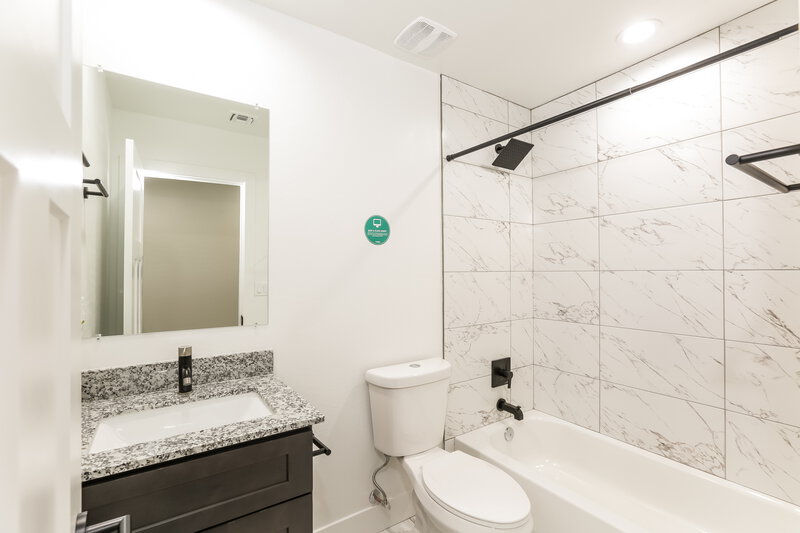 2,025/Mo, 5124 S 23rd Ave Phoenix, AZ 85041 Bathroom View