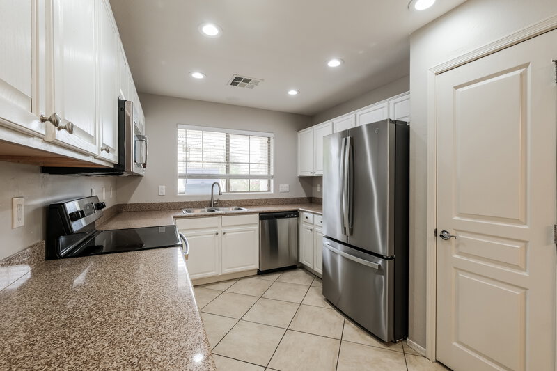 1,940/Mo, 7223 W Winslow Ave Phoenix, AZ 85043 Kitchen View