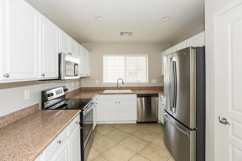 2,050/Mo, 7223 W Winslow Ave Phoenix, AZ 85043 Kitchen View 2