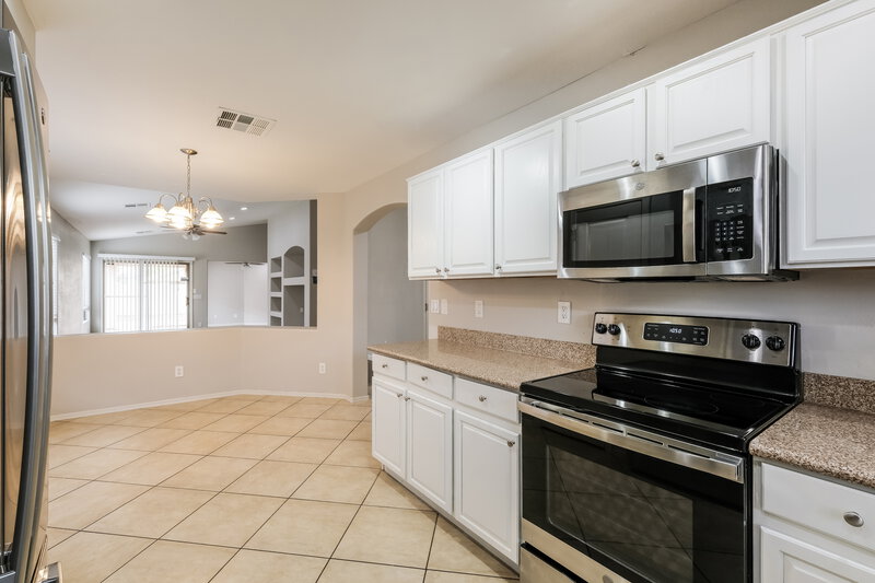 1,940/Mo, 7223 W Winslow Ave Phoenix, AZ 85043 Kitchen View 2
